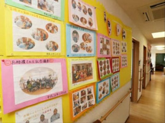 廊下の掲示物カラフル