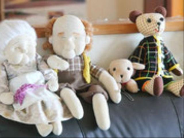 手作り人形が並ぶ居室 環境 手作りの人形が置かれていて、温かみのある空間が特徴です。日常を彩る小物に、きっと癒されるでしょう。