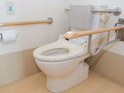 手すり付きのトイレ