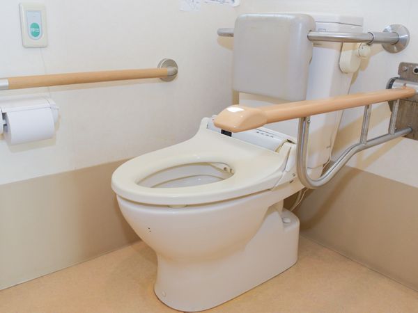 手すり付きのトイレ