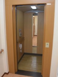 木目調のエレベーター