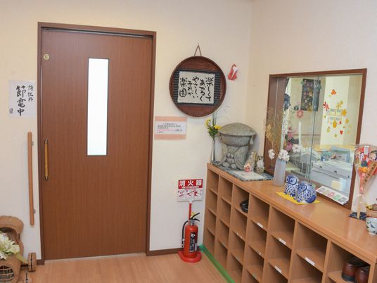 居室入口と受付コーナー