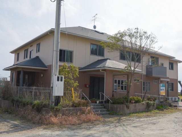 ゆったりとした外観の建物 外観 広々とした敷地に佇む、訪れる方を温かく迎え入れる外観です。周囲の緑も心地よさを与えてくれます。