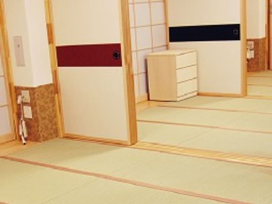畳敷きの本格的な和室。たんすが置かれ、襖で仕切られている。