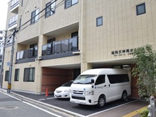 建物正面の車寄せ  