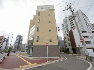 黄色い壁の建物外観