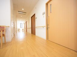 木目調の明るい廊下