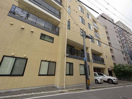 黄色い外壁の建物外観