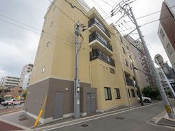 黄色い壁の現代的な建物