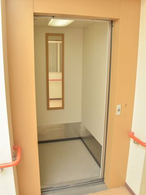 車椅子対応のエレベーター