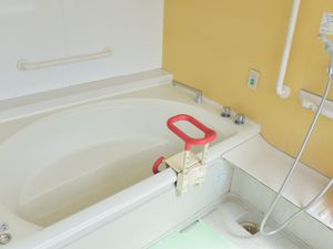 手すり付きの浴室