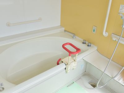 手すり付きの浴室