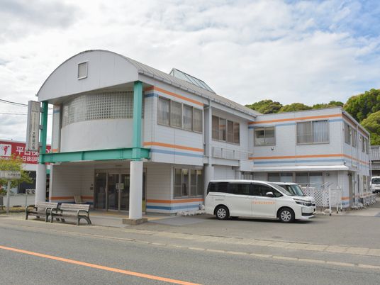 明るい施設の外観