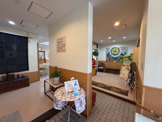 明るい室内の受付