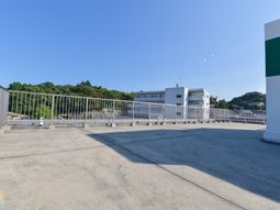 静かな環境の建物外観
