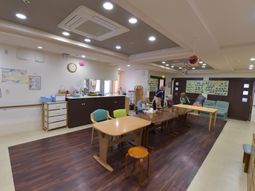 座る人々と共有スペース