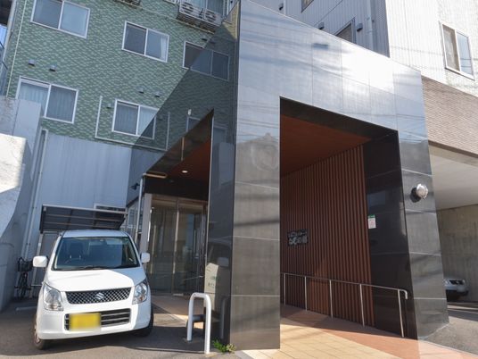 モダンなエントランス外観