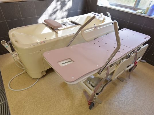 介護用浴槽とリフト