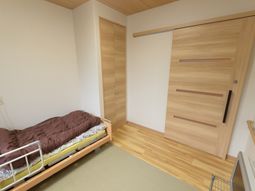 明るい和室の居室