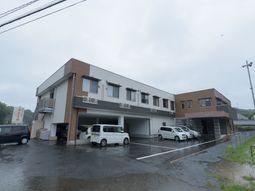 外観の建物と駐車場