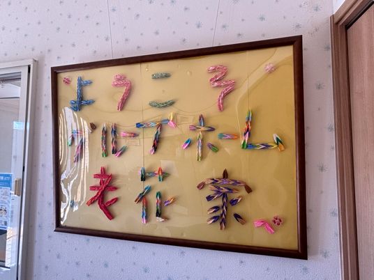 壁に飾られた折り紙の作品
