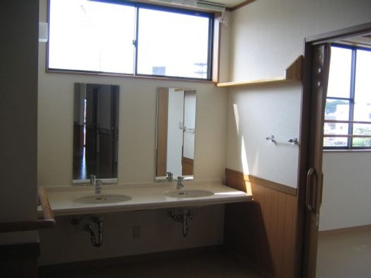 明るい洗面所の様子