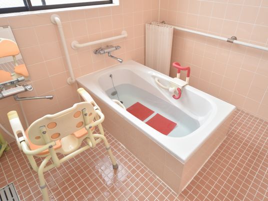 バリアフリー設計の浴室