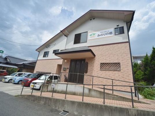 明るい外観の建物入口