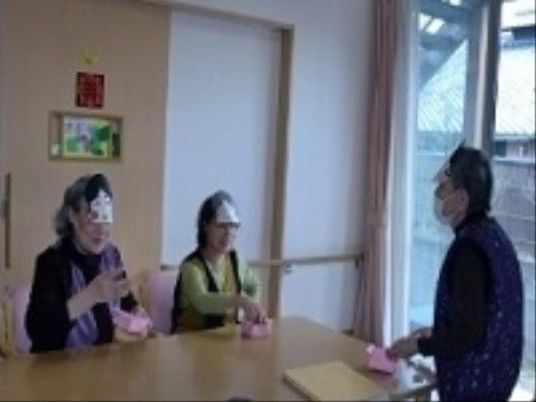 会話する人々居室