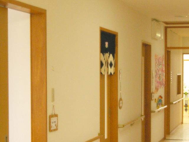 広々とした廊下 廊下 手すりが設置された明るい廊下です。安心して歩行できる環境が整っています。