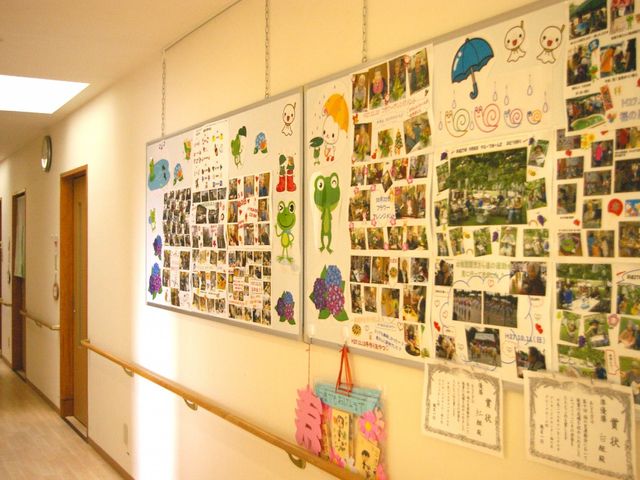 廊下の壁に掲示物 廊下 温かみのある廊下には、壁に色とりどりの掲示物が飾られ、訪れる人々にやすらぎを提供しています。