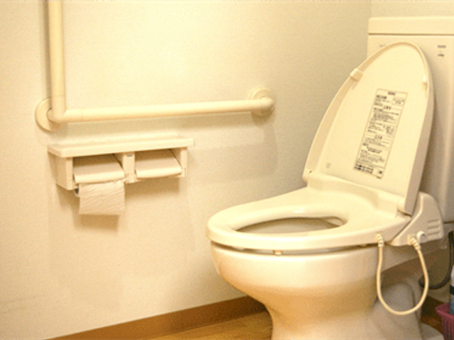 安心の手すり付きトイレ トイレ 利用者の安全を考慮した設計のトイレです。手すりが設置され、日常の動作もサポートされています。