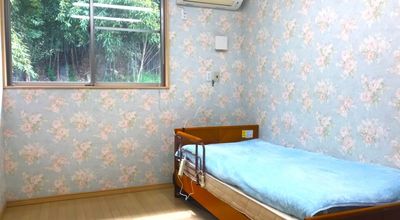 和室のベッドと窓