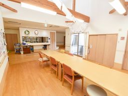 暖かい雰囲気の食堂