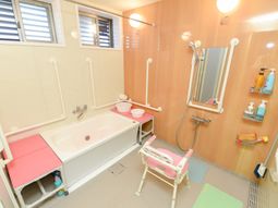 バリアフリー設計の浴室