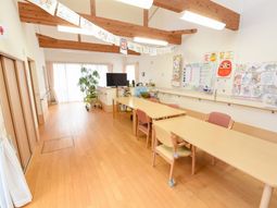 木目調の明るい居室空間