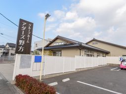 外観と緑の看板