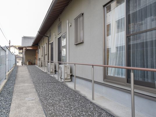 居室の外にある廊下 