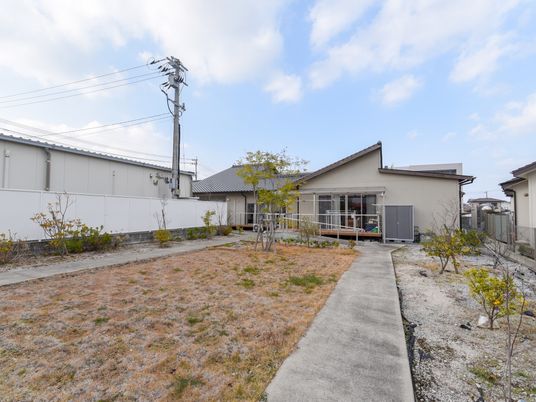  静かな庭付き施設外観  