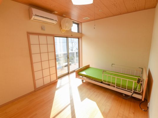 和室にベッドと窓 