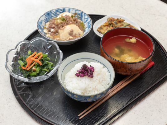 和食の丁寧な盛り付け