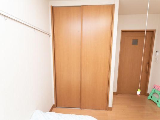 茶色の洋室クローゼット扉