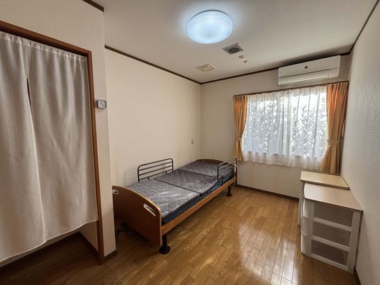 明るい窓のある居室  