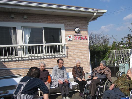 スタッフと入居者の中庭