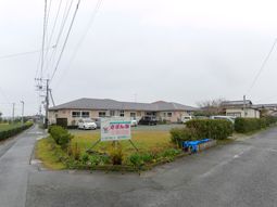 広々とした外観の施設