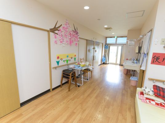 廊下に装飾と作業台