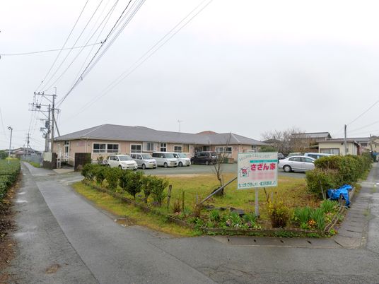 広々とした外観の施設