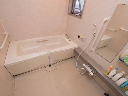 横に小さな窓がある浴室である。洗い場の鏡の下には、ソープなどが置ける位の台がある。浴槽内や壁際には手すりを取り付けている。
