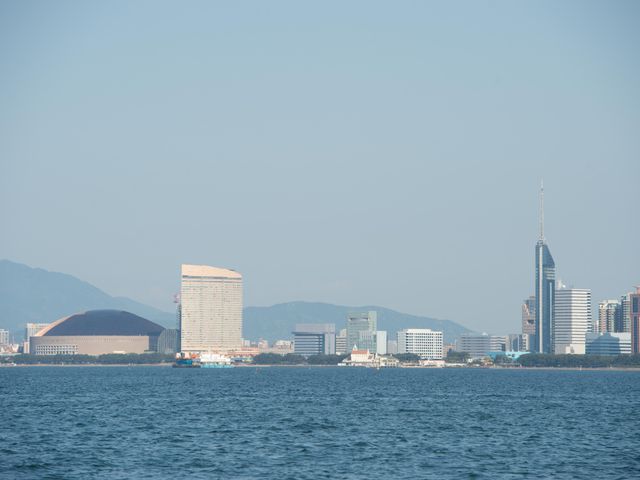海から見た都市のスカイライン 海に面した街の景色が広がる快適な環境です。清々しい水辺の風景を毎日の生活に取り入れ、心安らぐ時間を過ごせます。