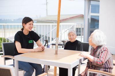 テラスで会話する人々